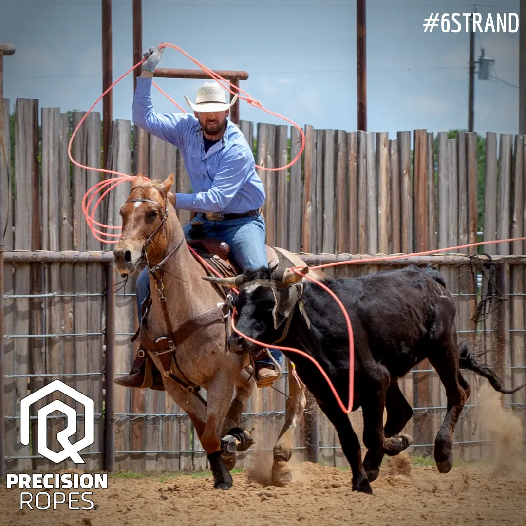 Cabeceiro arremessando a corda em prova de team roping