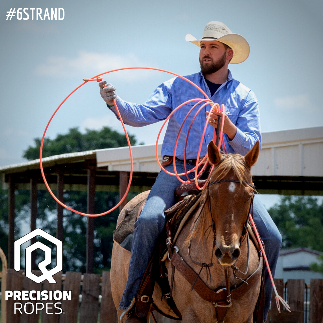 Laçador a cavalo com o laço armado, com a marca Precision Ropes na imagem